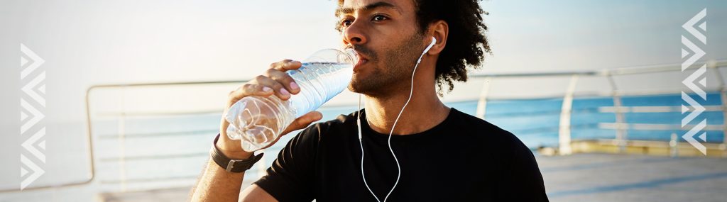 Imagen de un hombre bebiendo agua