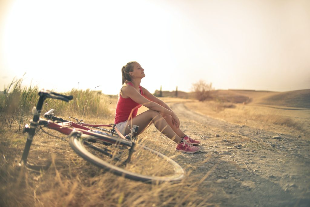 Imagen de una chica respirando con facilidad luego de ir en bicicleta y fortalecer sus pulmones. 