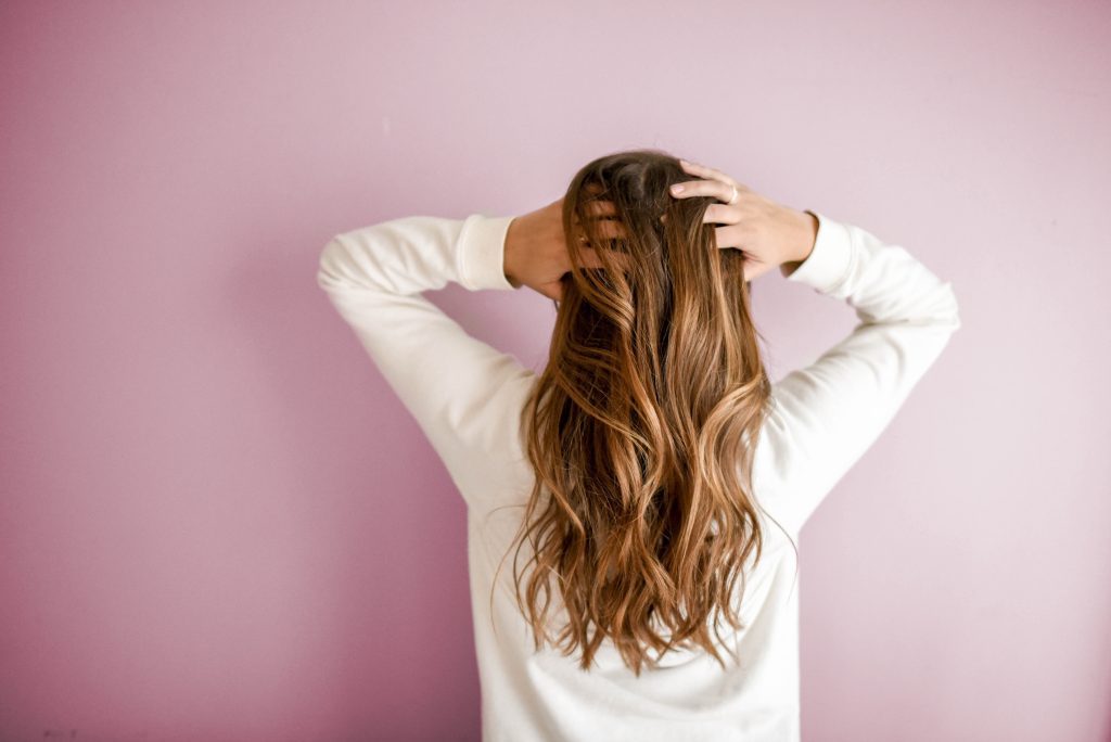 Imagen de una mujer de espaldas con el cabello fuerte.