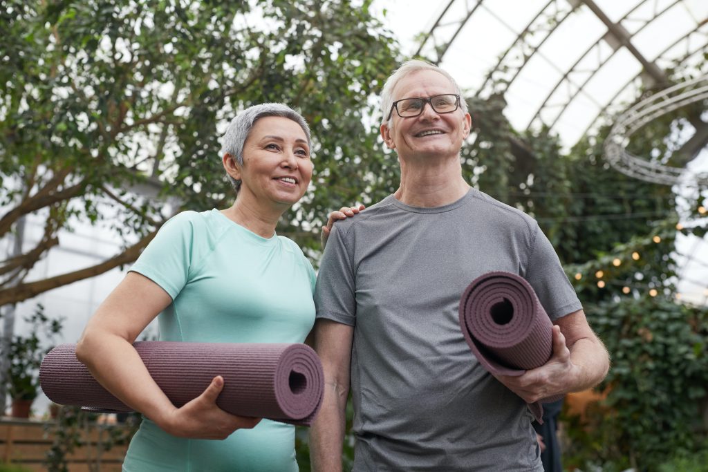 Imagen de una pareja mayor, buscan ejercitarse para reducir el dolor de la artritis.