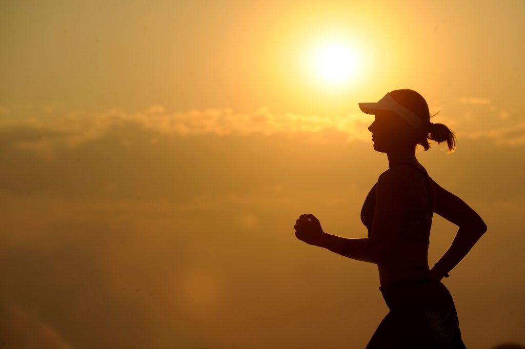 Imagen de una mujer corriendo, busca mantener la salud de sus pulmones.