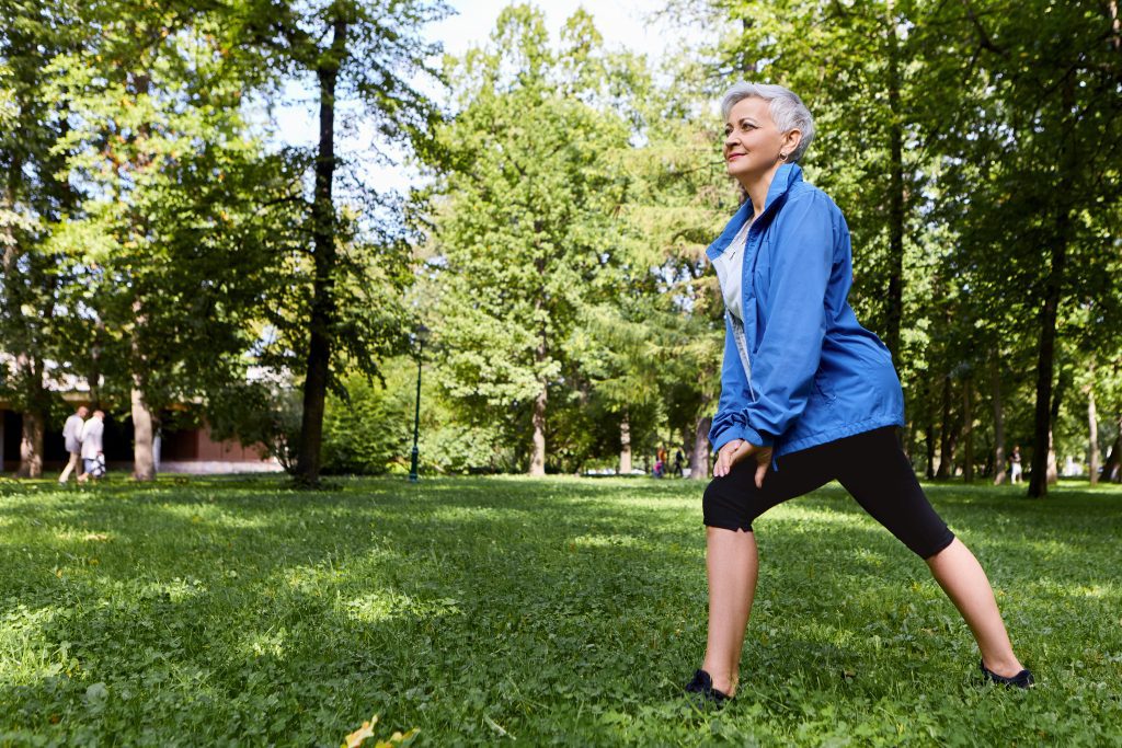 Imagen de una persona mayor haciendo ejercicio, el colágeno ayuda adultos mayores.
