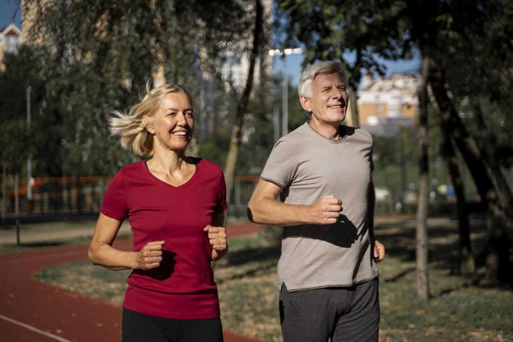 Imagen de una pareja corriendo, una de las cosas que se pueden hacer para controlar el colesterol malo.