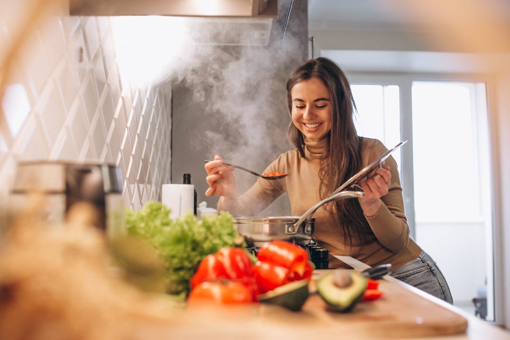 Imagen de una mujer cocinando. Aprende 3 recetas para bajar el colesterol