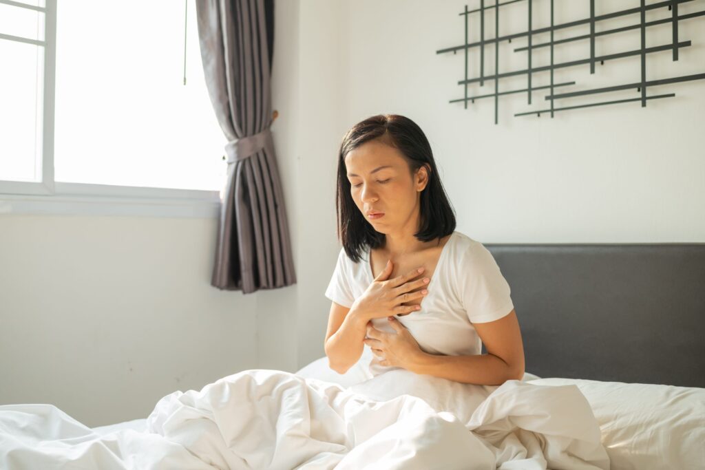 Imagen de una persona en cama que debe aprender a prevenir las enfermedades cardiovasculares