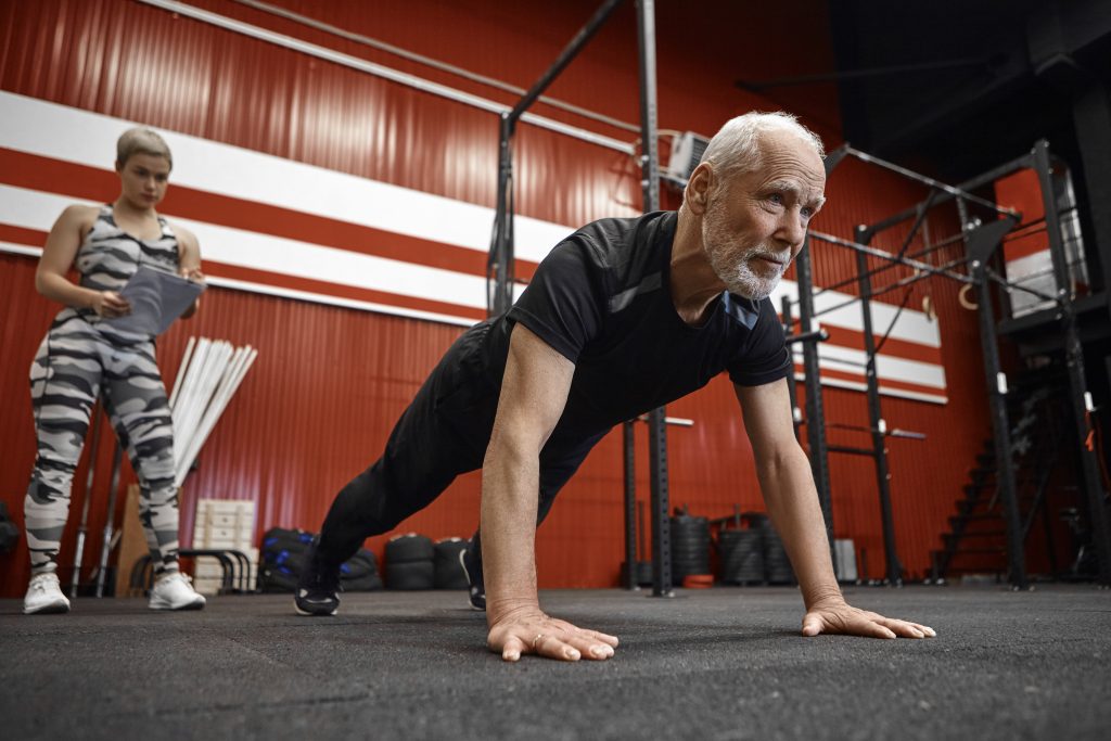 Un hombre mayor haciendo ejercicio. Tiene vitalidad pues aprendió para qué sirve el huanarpo macho. 
