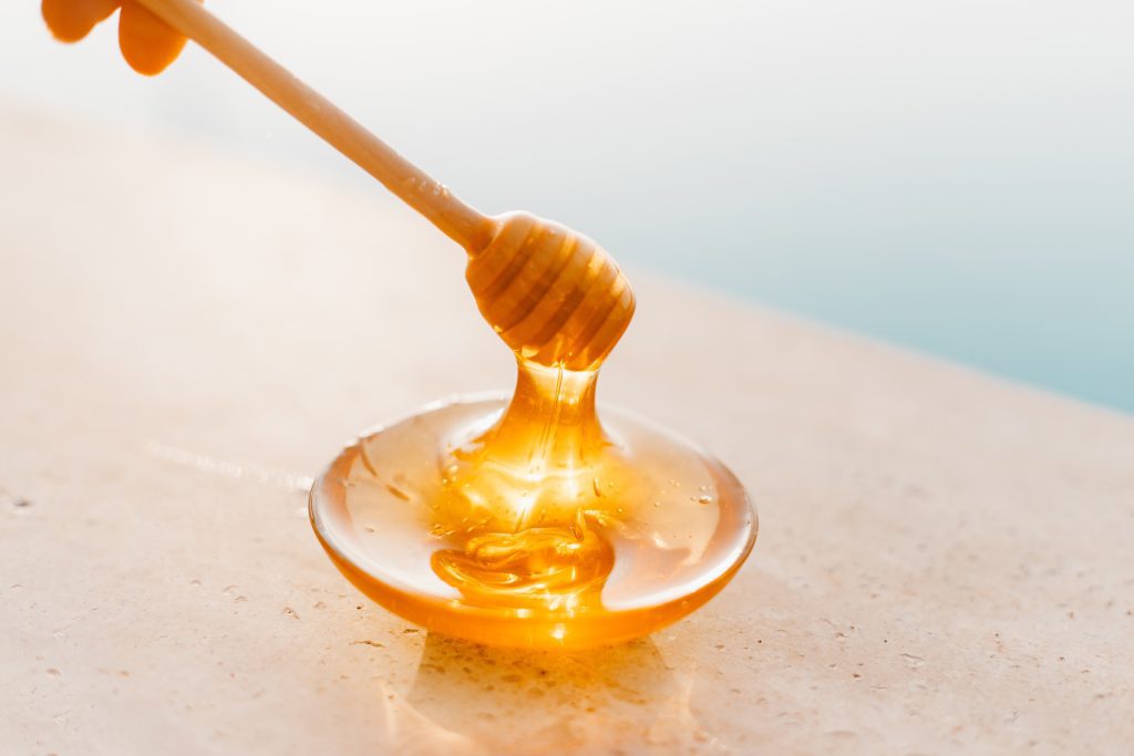 ¡Conoce los beneficios de la miel de abejas! Imagen de una porción de miel de abeja.
