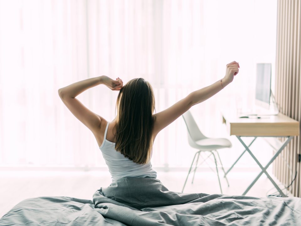 Imagen de una chica despertándose. 5 hábitos para tener energía todo el día.