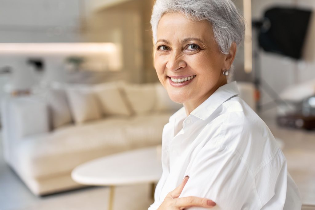 Imagen de una mujer de la mediana edad. Conoce 5 remedios naturales que ayudan a aliviar los síntomas de la menopausia